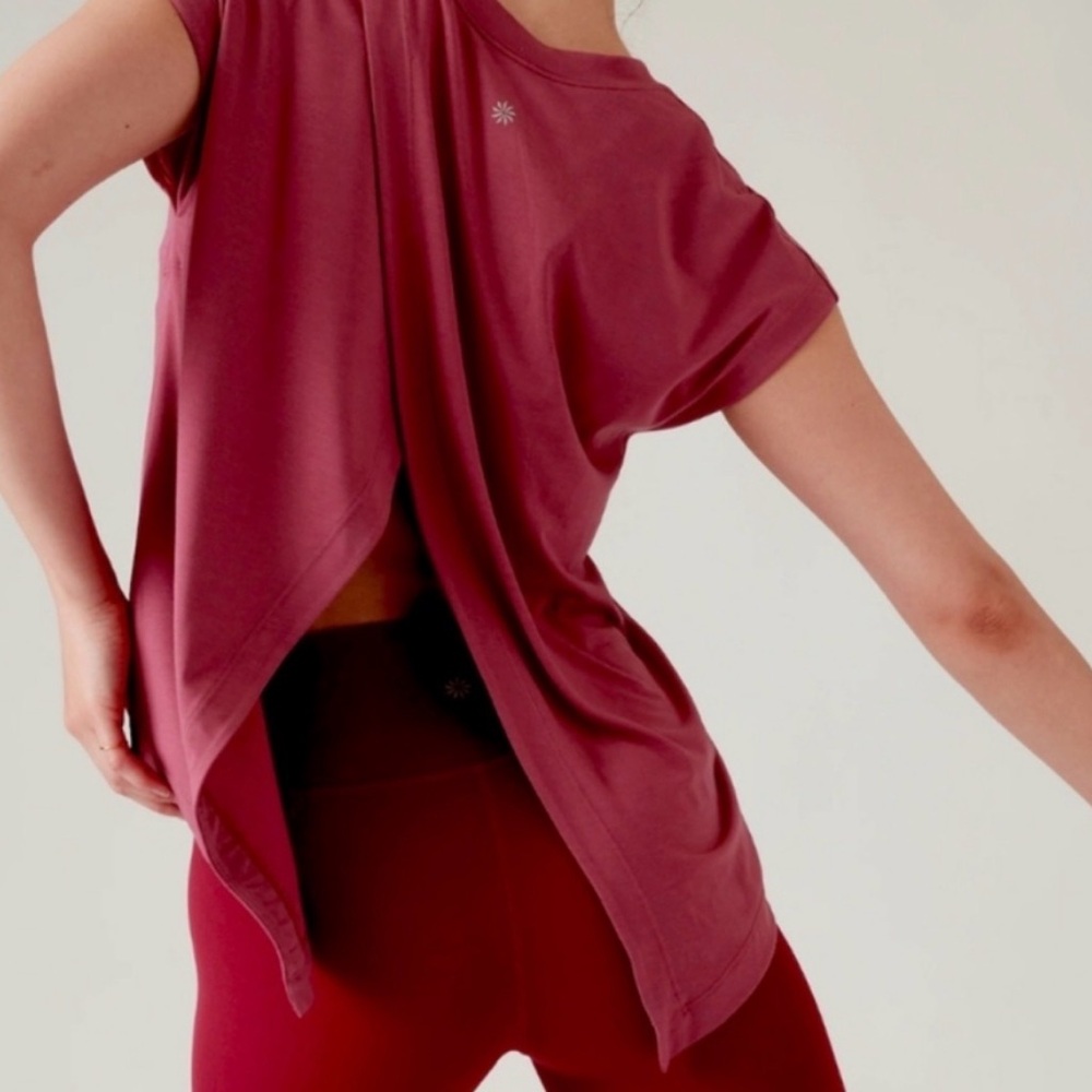 Athleta Explore Split Back Tee Size Xs - image 4